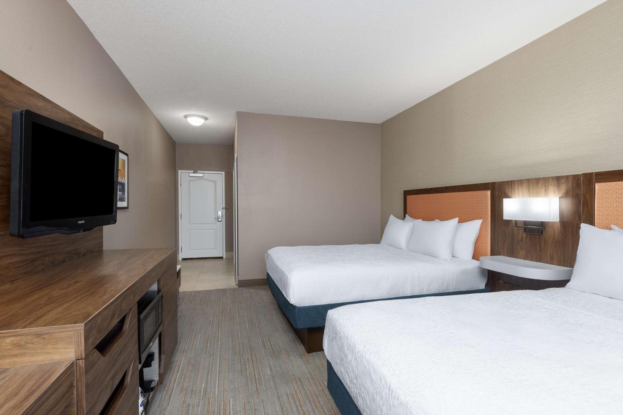 Hampton Inn & Suites Harrisburg Exterior photo